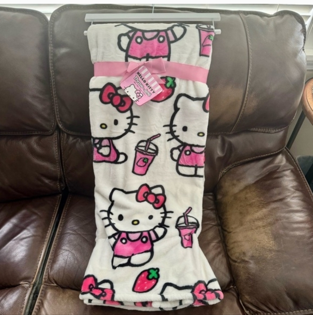 ✨️🍓NWT HELLO KITTY WITH STRAWBERRIES🍓 COZY THROW BLANKET✨️🍓